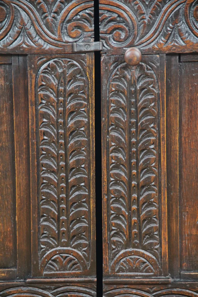 18e eeuwse eiken dressoir - Meubel › Kasten - €650.00 - Vroeg 18e eeuws eiken dressoir met twee deuren en bovenaan twee laden. Origineel vlak snijwerk.
115 x 46cm; 84cm hoog
omstreeks 1700