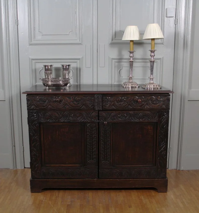 18e eeuwse eiken dressoir - Meubel › Kasten - €650.00 - Vroeg 18e eeuws eiken dressoir met twee deuren en bovenaan twee laden. Origineel vlak snijwerk.
115 x 46cm; 84cm hoog
omstreeks 1700