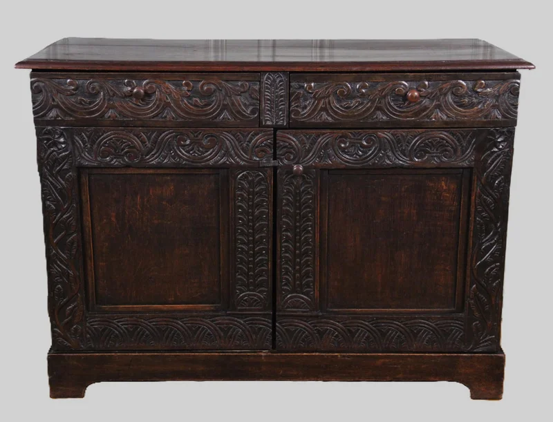 18e eeuwse eiken dressoir - Meubel › Kasten - €650.00 - Vroeg 18e eeuws eiken dressoir met twee deuren en bovenaan twee laden. Origineel vlak snijwerk.
115 x 46cm; 84cm hoog
omstreeks 1700