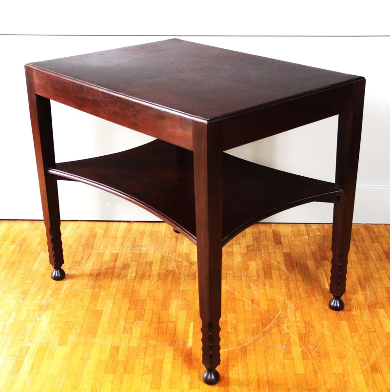 Art déco bijzettafel - Meubel › Tafels - €325.00 - Salontafel met twee bladen in donker mahoniehout.
Nederland
Art Déco, neigend naar Nieuwe Stijl
75x54cm, 68cm hoog
Ca 1930-1940