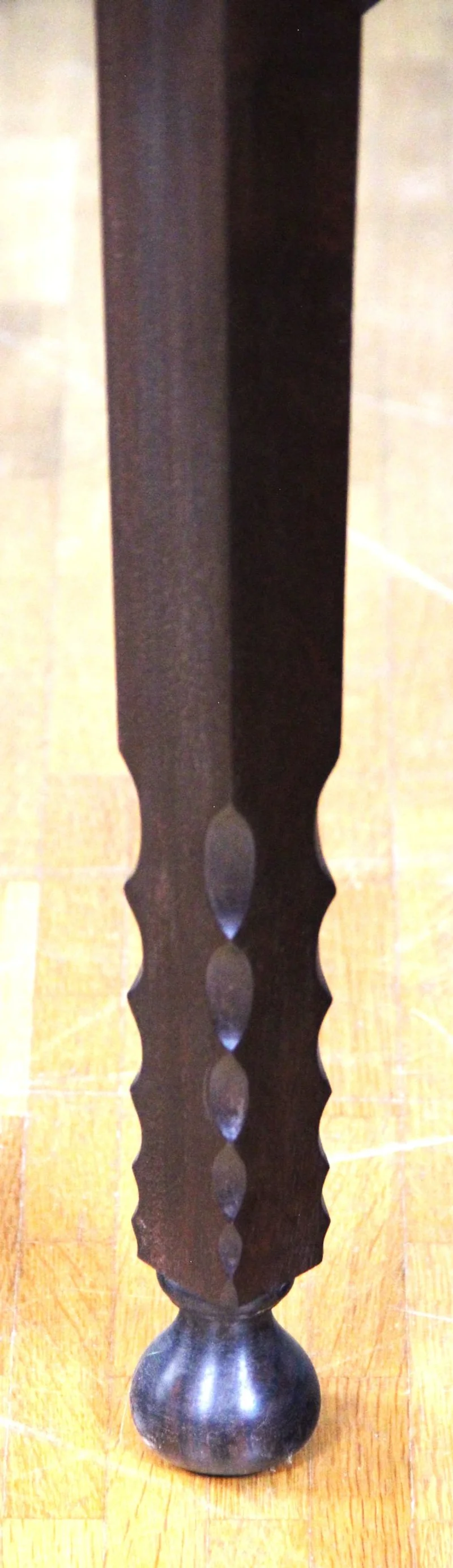 Art déco bijzettafel - Meubel › Tafels - €325.00 - Salontafel met twee bladen in donker mahoniehout.
Nederland
Art Déco, neigend naar Nieuwe Stijl
75x54cm, 68cm hoog
Ca 1930-1940