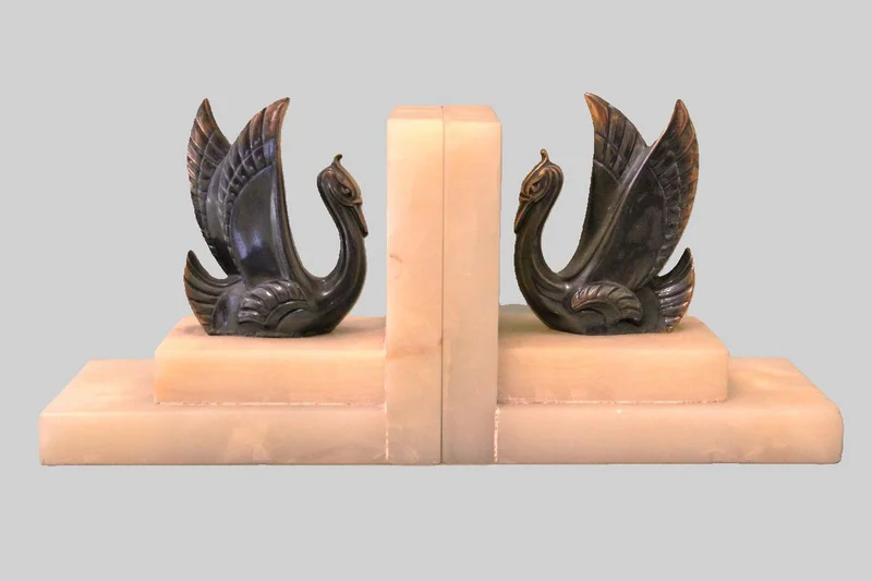 Art déco boekensteunen met zwanen - Diversen › Figuren - Paar witmarmer boekensteunen met gebronsde zwanen.
12cm hoog
