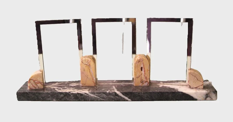 Art déco fotohouder (2) - Diversen › Varia - €125.00 - Fotohouder voor drie foto's in groene en gele marmer.
Elke glasplaat afgeboord met zilverkleurige rand rond foto.
Breedte voet; 40cm, hoogta glasplaat: 17cm
Ca 1930-1950