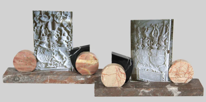 Art déco fotohouders, paar - Diversen › Varia - €75.00 - Paar marmer fotohouders
Art Déco
breedte voetplaat; 23.5cm; hoogte glas 16cm
Ca 1930-1950