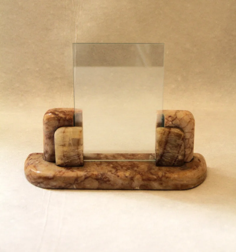 Art Déco marmer fotohouder (1) - Diversen › Varia - €45.00 - Fotohouder met voet in roze marmer.
Breedte van de voet: 19.5cm; hoogte glasplaat 15cm
ca 1930/1950