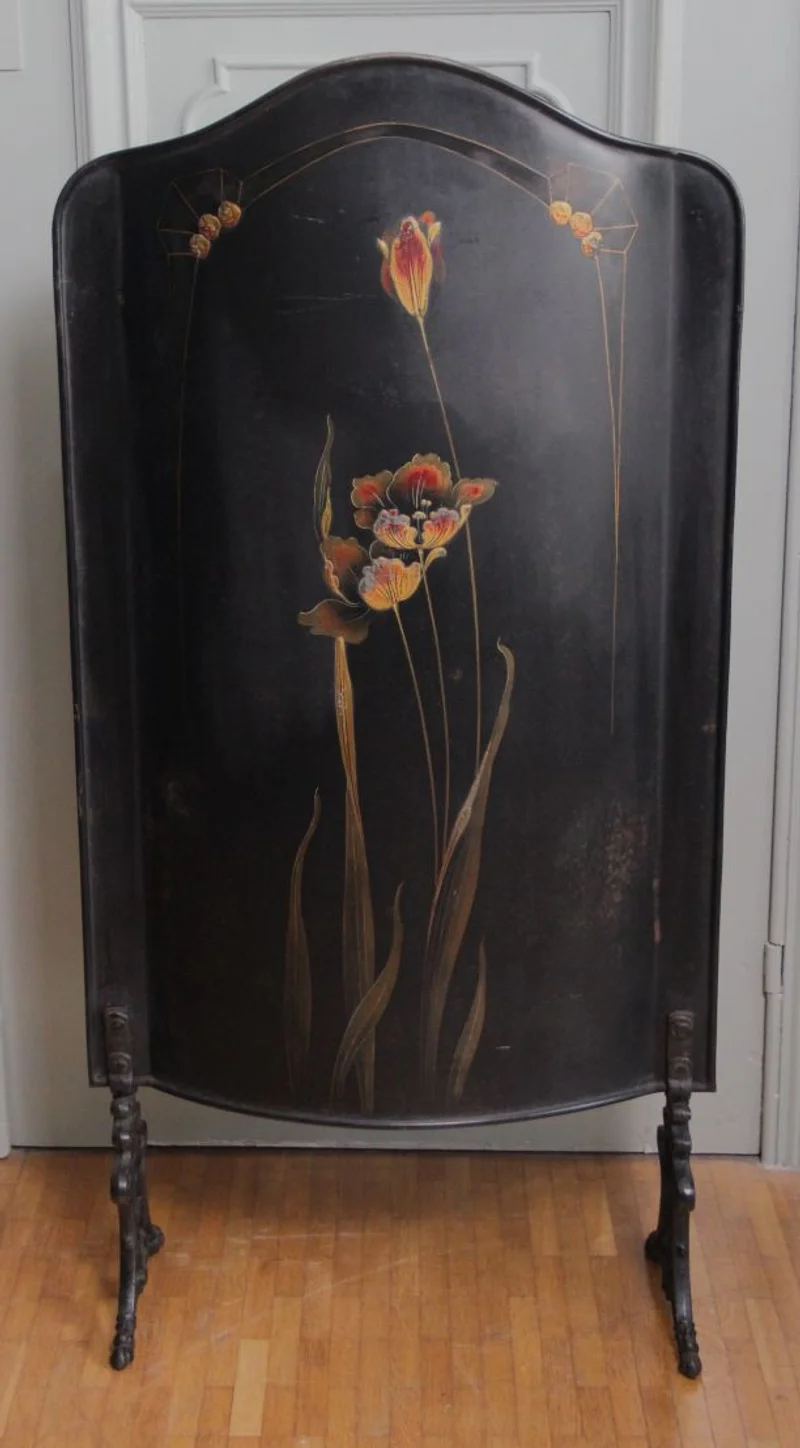 Art Nouveau haardscherm - Diversen › Varia - €125.00 - Een plaatijzeren haardscherm. Gezwart en geëmailleerd met bloemen aan de voorzijde. Gedragen door twee gietijzer voetjes.
Licht gebogen.
100cm hoog en 50cm breed.