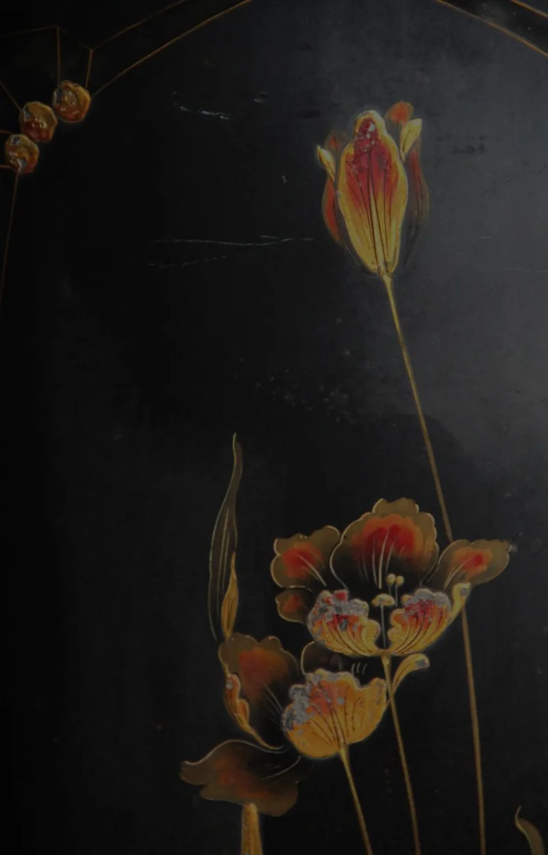 Art Nouveau haardscherm - Diversen › Varia - €125.00 - Een plaatijzeren haardscherm. Gezwart en geëmailleerd met bloemen aan de voorzijde. Gedragen door twee gietijzer voetjes.
Licht gebogen.
100cm hoog en 50cm breed.