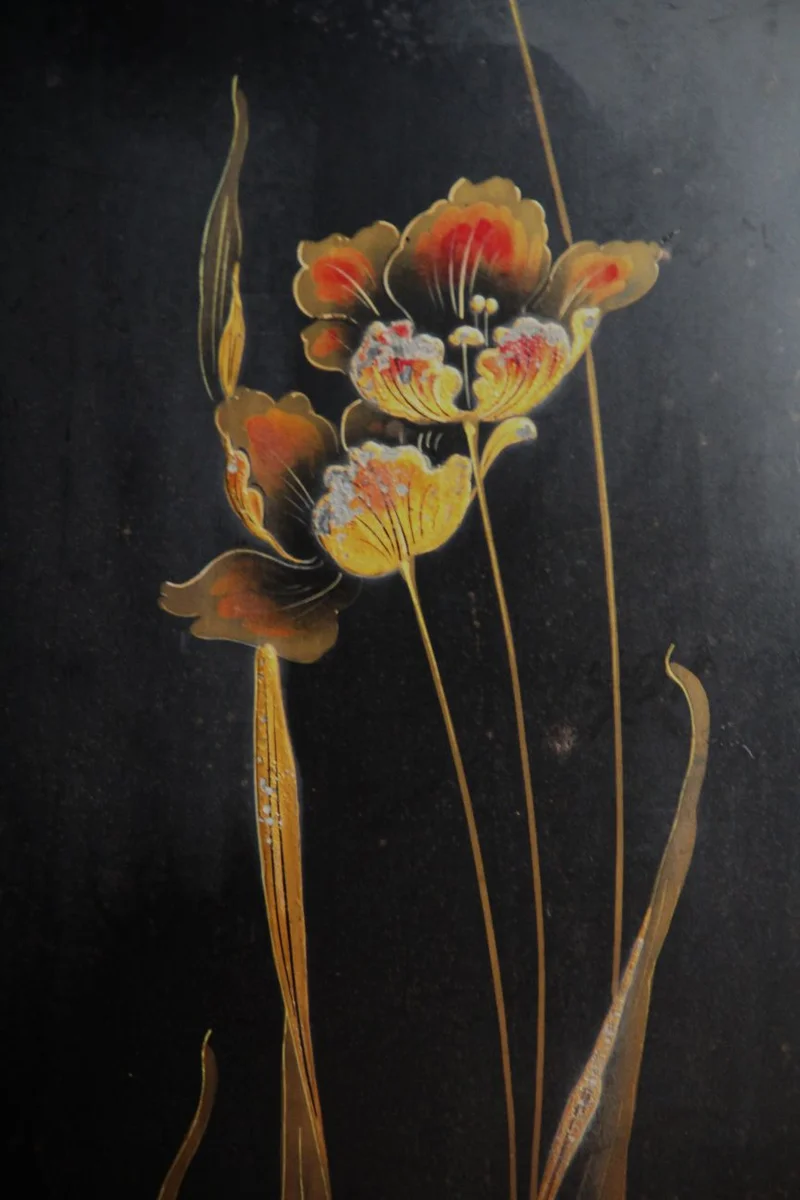 Art Nouveau haardscherm - Diversen › Varia - €125.00 - Een plaatijzeren haardscherm. Gezwart en geëmailleerd met bloemen aan de voorzijde. Gedragen door twee gietijzer voetjes.
Licht gebogen.
100cm hoog en 50cm breed.