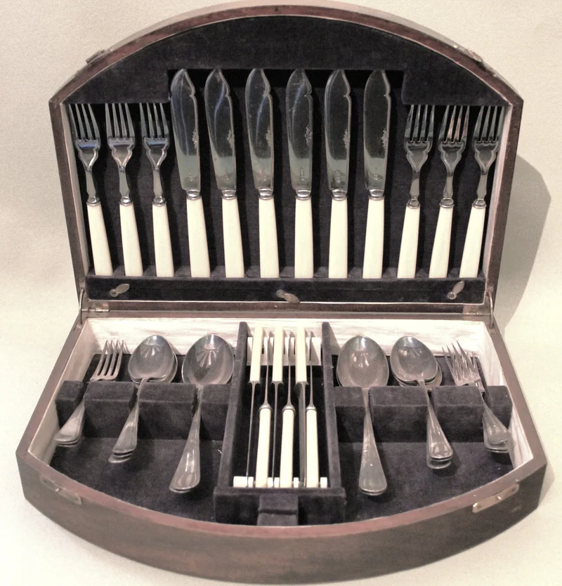 Bestekkoffer in mahoniehout - Zilver › Serviesgoed - €125.00 - Verzilverd bestekset voor 6 personen, visbestek en vleesbestek in originele doos.
34-delig
Gemerkt: A&D  S (niet geïdentificeerd merk)
Ca 1930-1940
