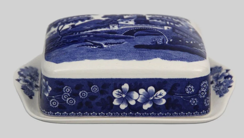 Botervloot - Porselein › Serviesgoed - €25.00 - Een botervloot met deksel.
Gemerkt: Spode Copeland, decor "Tower"
Blauwwit
18 x 12cm
Eerste helft 20e eeuw