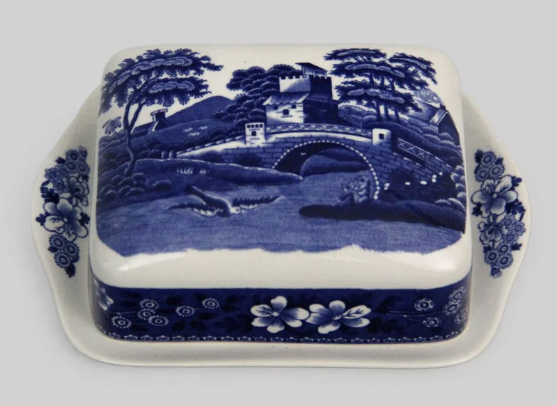 Botervloot - Porselein › Serviesgoed - €25.00 - Een botervloot met deksel.
Gemerkt: Spode Copeland, decor "Tower"
Blauwwit
18 x 12cm
Eerste helft 20e eeuw