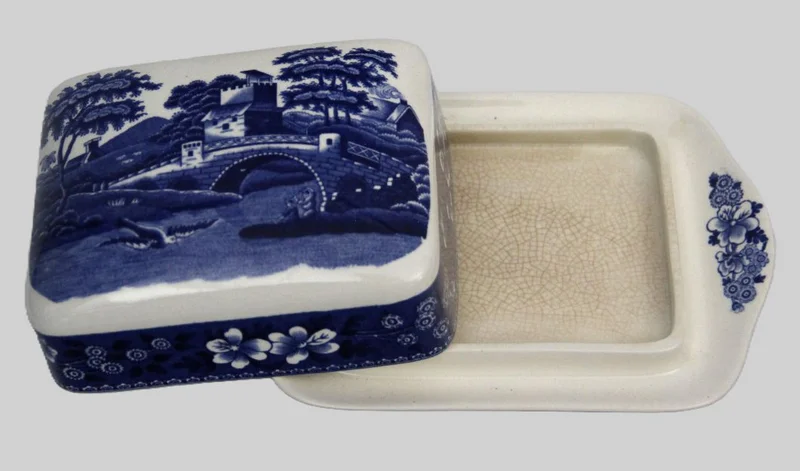 Botervloot - Porselein › Serviesgoed - €25.00 - Een botervloot met deksel.
Gemerkt: Spode Copeland, decor "Tower"
Blauwwit
18 x 12cm
Eerste helft 20e eeuw