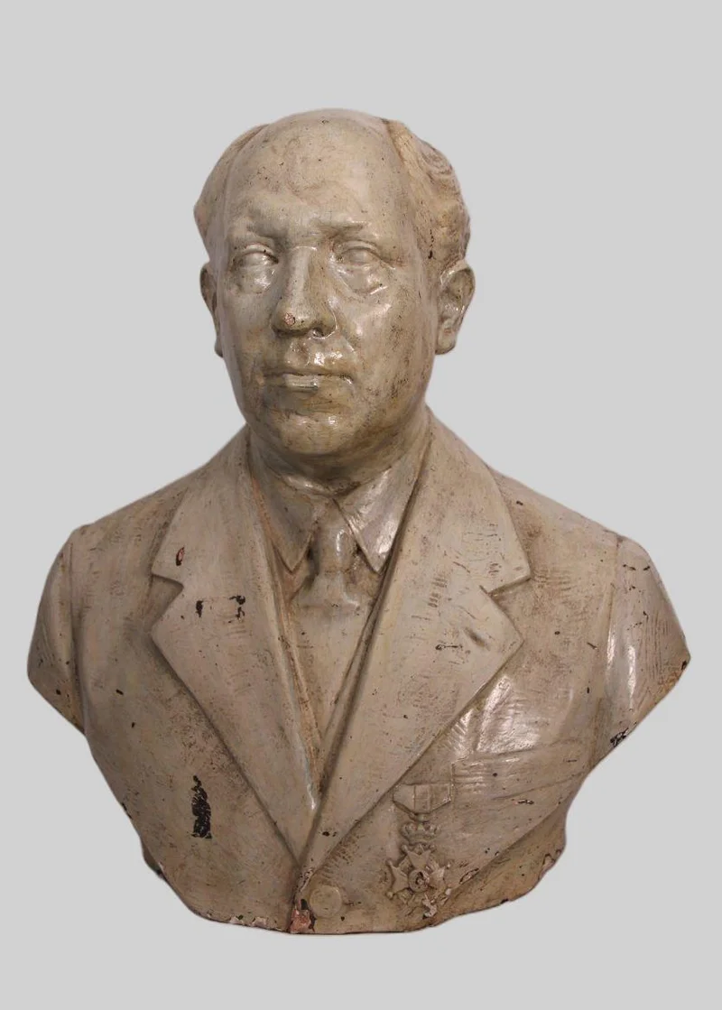 Buste in gips - Diversen › Varia - €325.00 - Buste in gips met vermelding van de afgebeelde man: Van De Capelle. Model vervaardigd in Anderlecht, Bruxelles (vermeld op het beeld).
58cm hoog