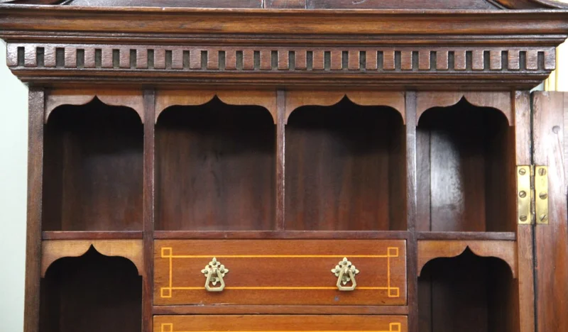 Cabinet - Meubel › Kasten - €1350.00 - Smal tweedeurs cabinet in mahoniehout met twee deuren boven elkaar. De binnenkant van het bovendeel is ingericht met zeven kleine laden en pigeonholes met gotic revival boogjes. Oorspronkelijke trekkers. Ogee bracket feet. In het geheel een eclectische vormgeving met grotendeels stijlelementen van de Georgean periode.
61 x 41cm; 180cm hoog
Laatvictoriaanse periode; ca 1880/1900