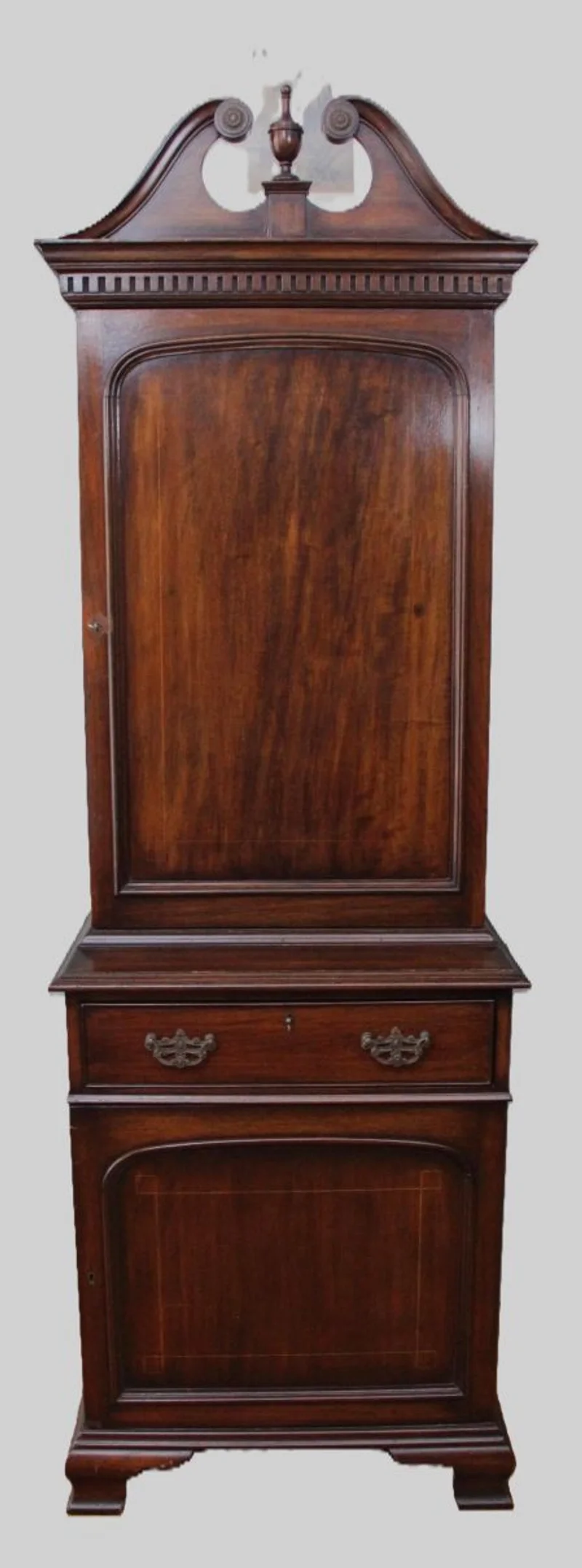 Cabinet - Meubel › Kasten - €1350.00 - Smal tweedeurs cabinet in mahoniehout met twee deuren boven elkaar. De binnenkant van het bovendeel is ingericht met zeven kleine laden en pigeonholes met gotic revival boogjes. Oorspronkelijke trekkers. Ogee bracket feet. In het geheel een eclectische vormgeving met grotendeels stijlelementen van de Georgean periode.
61 x 41cm; 180cm hoog
Laatvictoriaanse periode; ca 1880/1900