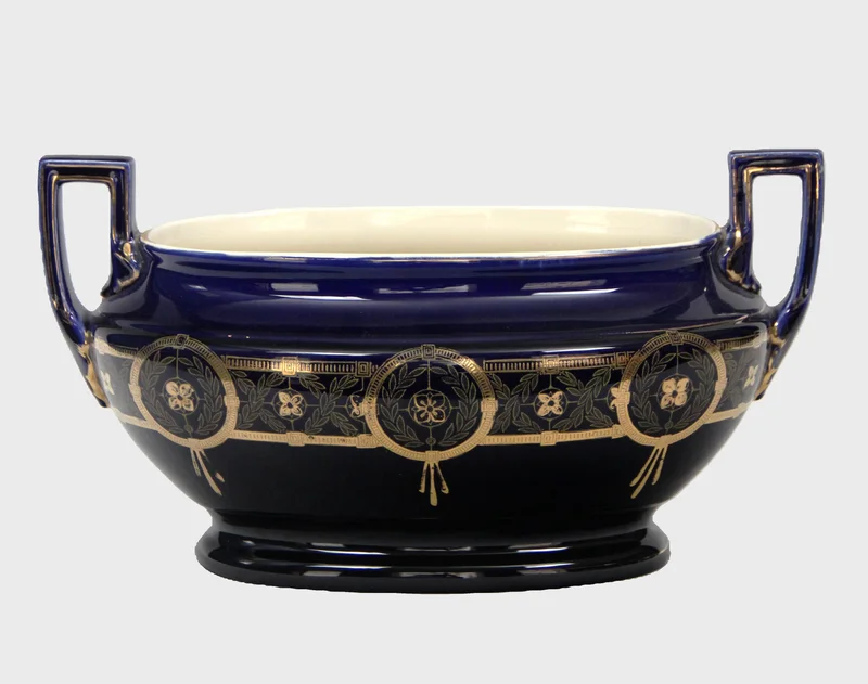 Cachepot boch, cobaltblauw - Porselein › Cachepots - €175.00 - Jardinière in kobalt blauw met gouden versiering rondom.
Gemerkt Boch
33x16cm, 18cm hoog
Vroege 20e eeuw