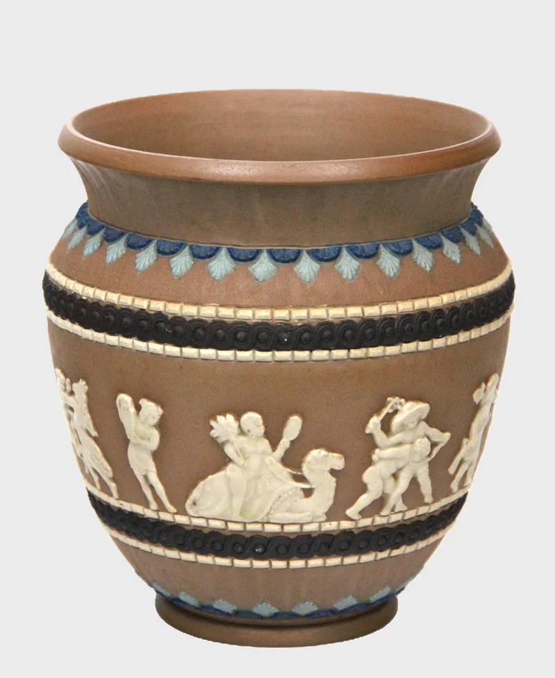 Cachepot Royal Doulton (1) - Porselein › cachepots - €165.00 - Laat Victoriaanse cachepot.
Gemerkt Royal Doulton 1881-1920
19cm hoog, 18cm diameter