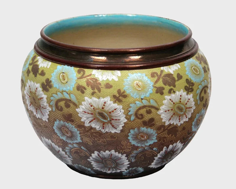 Cachepot Royal Doulton (2) - Porselein › cachepots - €265.00 - Laatvictoriaanse cachepot.
Gemerkt Royal Doulton 1880-1902
20cm hoog, 25cm diameter