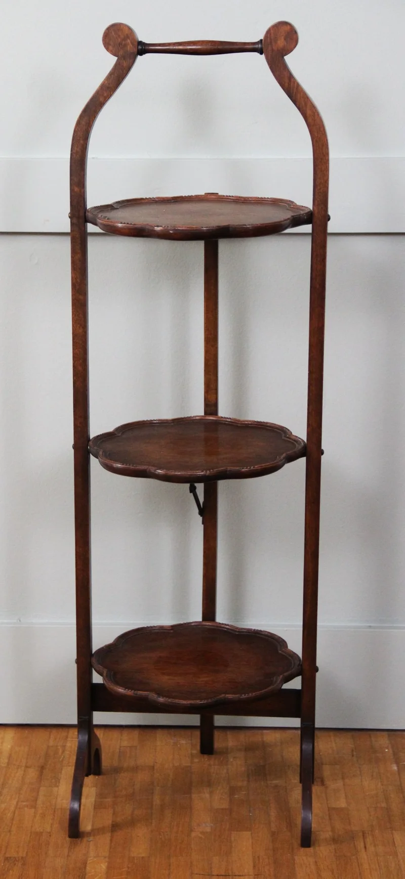 Cakestand edwardian - Meubel › Bijzetmeubels - €175.00 - Opplooibare cakestand in mahoniehout. 3 etages.
Gelobde rand aan de dienbladen.
Hoogte: 95cm; diameter dienplaatjes: 25cm
Ca 1910/1930