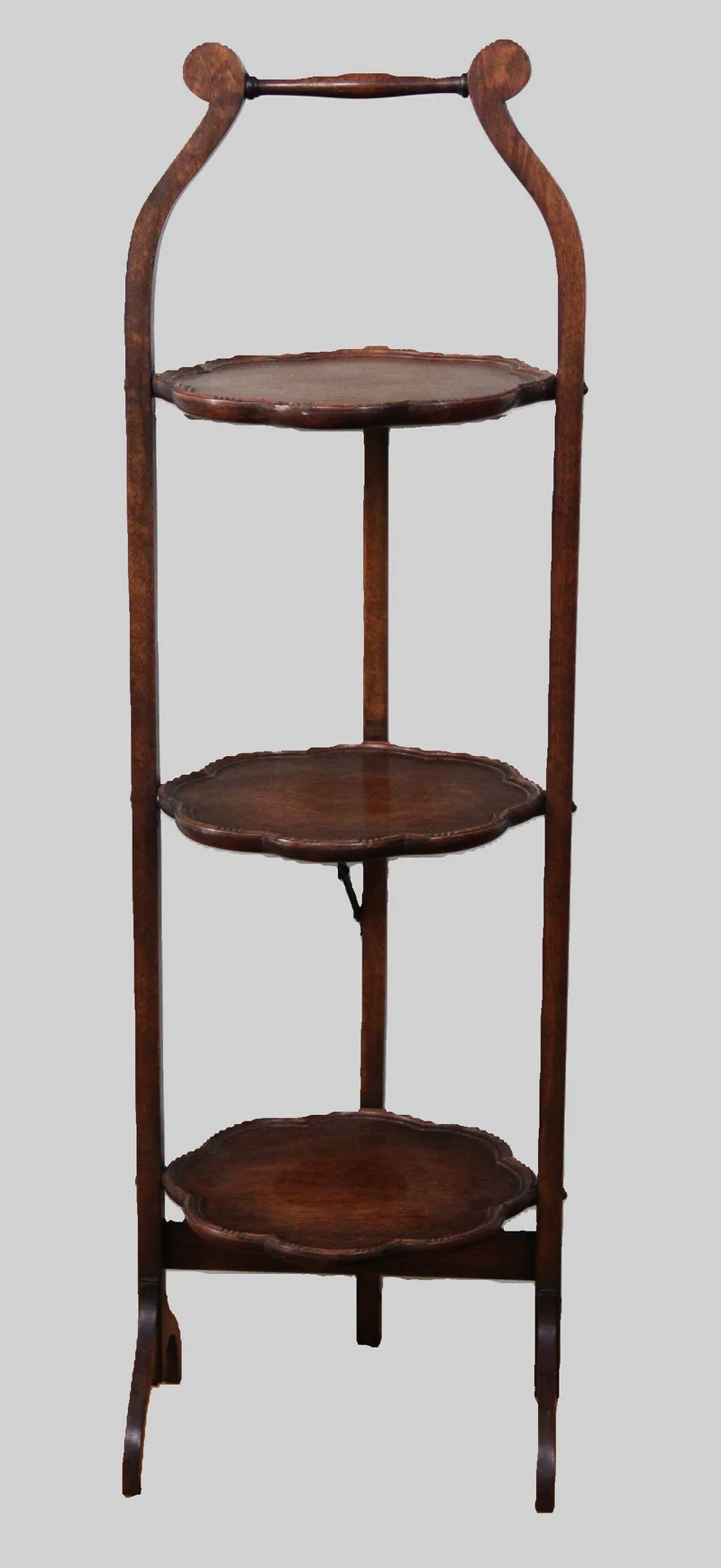 Cakestand edwardian - Meubel › Bijzetmeubels - €175.00 - Opplooibare cakestand in mahoniehout. 3 etages.
Gelobde rand aan de dienbladen.
Hoogte: 95cm; diameter dienplaatjes: 25cm
Ca 1910/1930