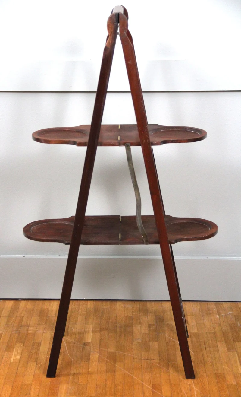 Cakestand opklapbaar - Meubel › Bijzetmeubels - €225.00 - Opklapbare cakestand met twee niveaus.
Mahoniehout.
Hoogte: 95cm, maximale breedte 51cm, diepte: 25cm
Ca 1900