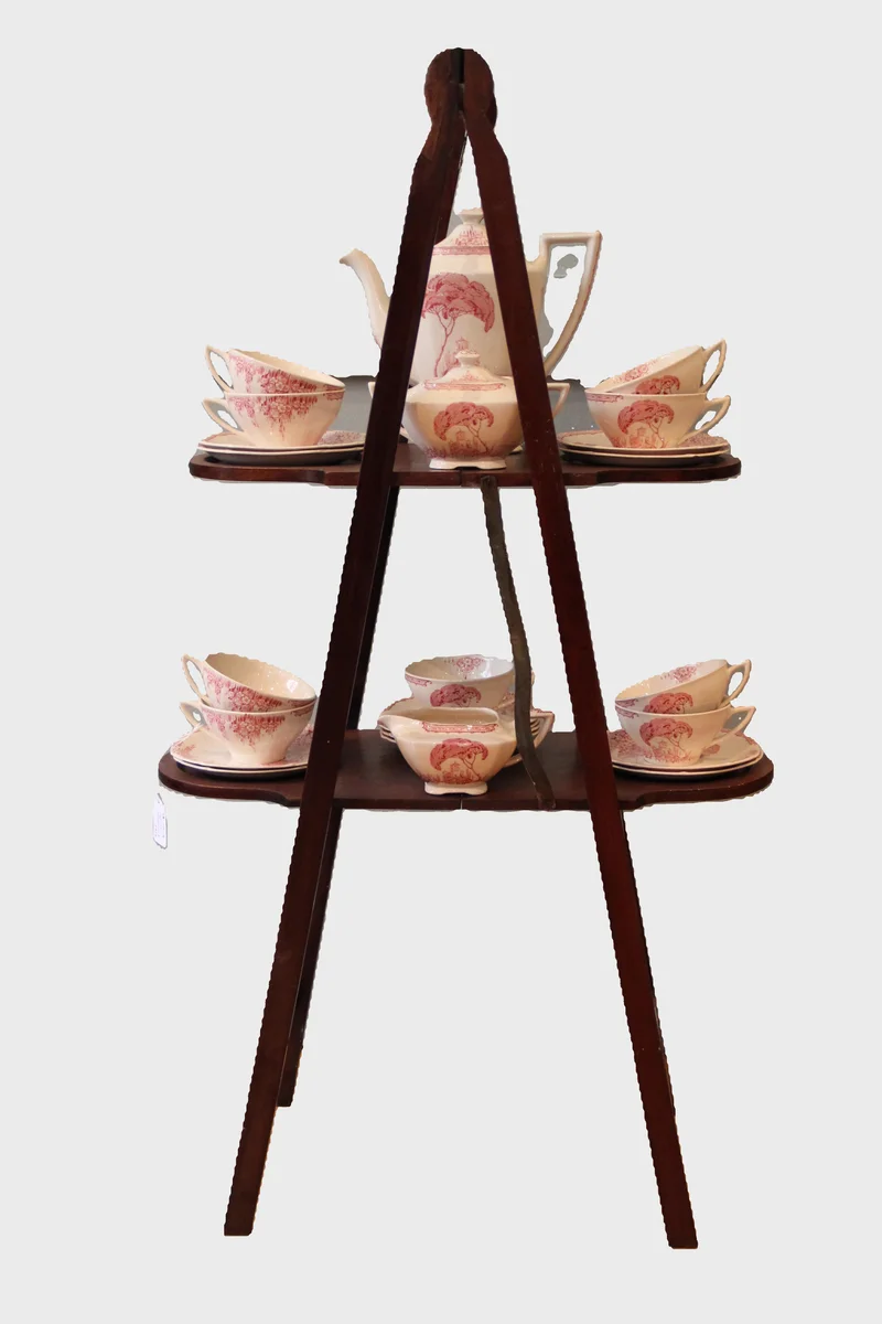 Cakestand opklapbaar - Meubel › Bijzetmeubels - €225.00 - Opklapbare cakestand met twee niveaus.
Mahoniehout.
Hoogte: 95cm, maximale breedte 51cm, diepte: 25cm
Ca 1900