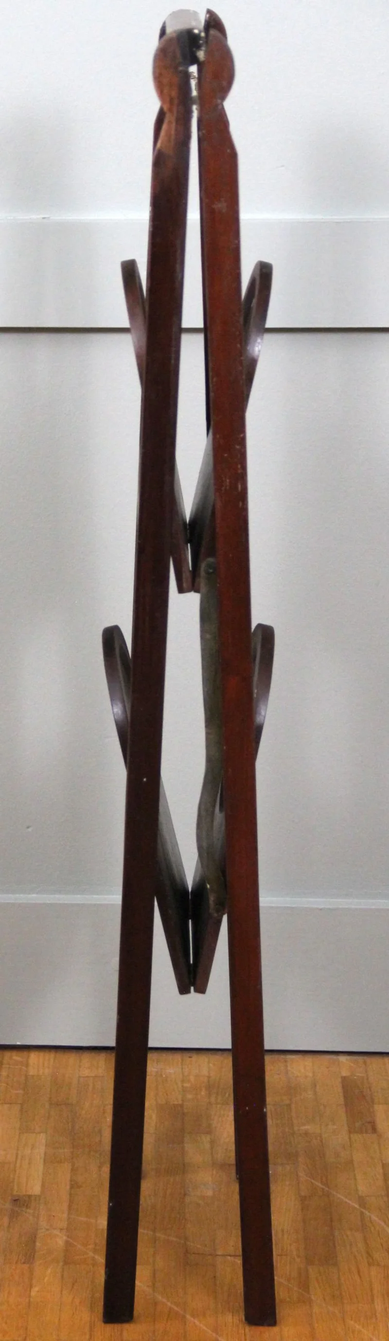 Cakestand opklapbaar - Meubel › Bijzetmeubels - €225.00 - Opklapbare cakestand met twee niveaus.
Mahoniehout.
Hoogte: 95cm, maximale breedte 51cm, diepte: 25cm
Ca 1900