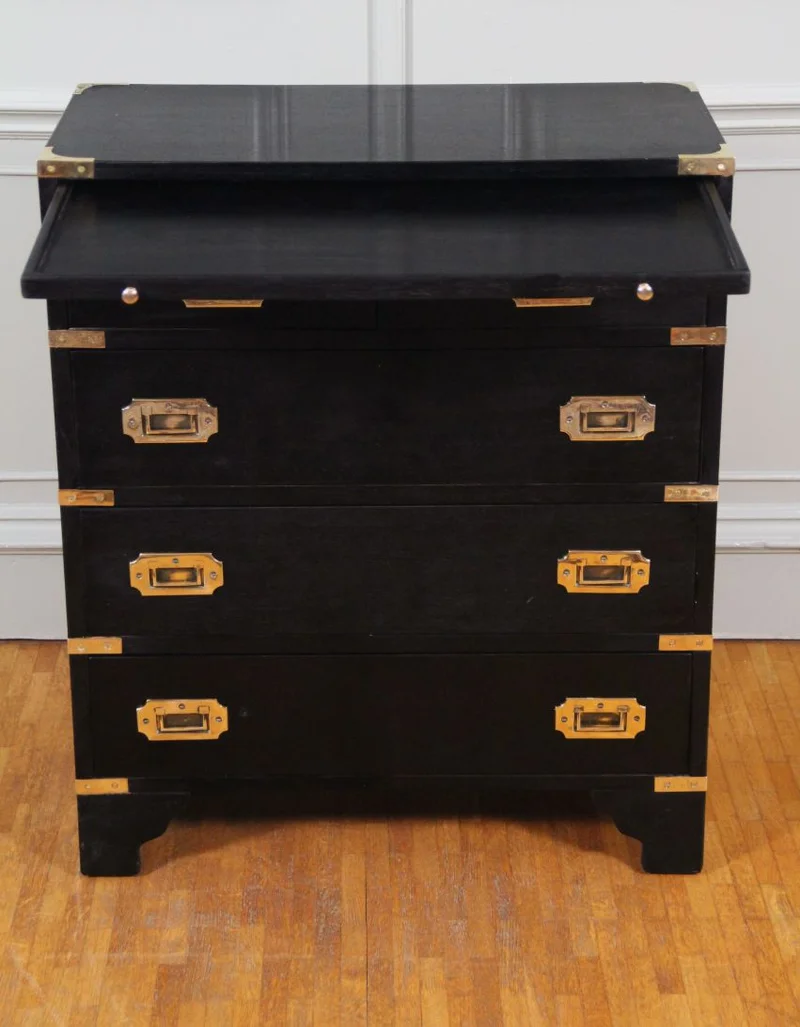 Campaign ladenkastje - Meubel › Kasten - €495.00 - Edwardian kleine commode met uitschuifblad boven de schuiven. Georgean stijl. Drie laden en twee kleine laden, gradueel vergrotend naar onder toe.
61 x 31cm; 73cm hoog.
Engeland; ca 1910/1950