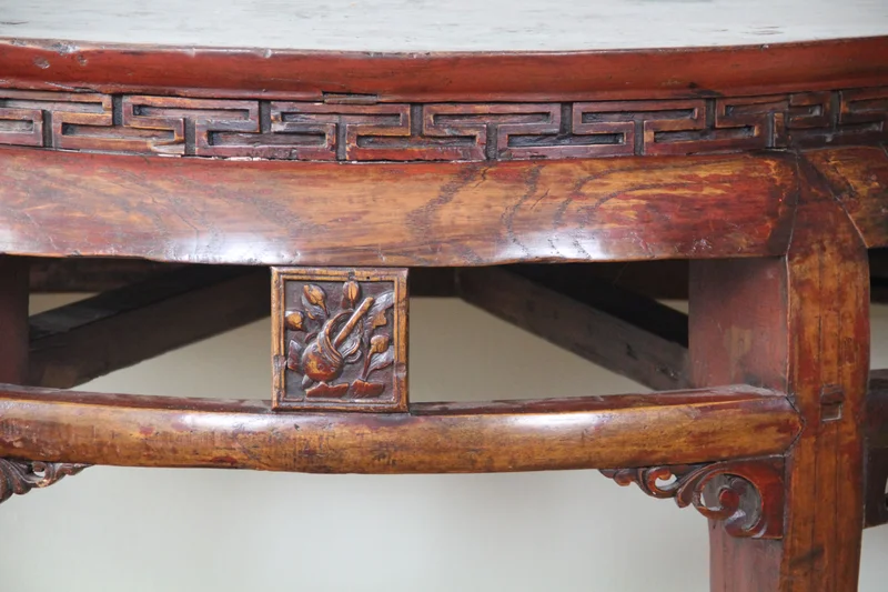 Chinese wandtafel, één van twee - Meubel › Tafels - Paar Chinese wandtafels in roodhout. De tafels kunnen samen gezet worden tot één ronde tafel vrijstaande.
112 x 56cm (tot 112cm rond); 82cm hoog.
vroeg 20e eeuw

€