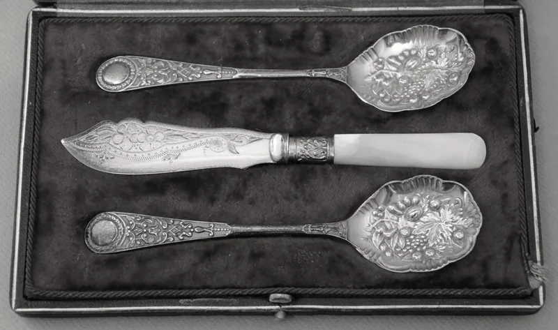 Confituurset - Zilver › Serviesgoed - €39.00 - Paar confituurlepels en een botermes in originele koffer.
Gemerkt Elliot & Sons Sheffield
Ca 1920