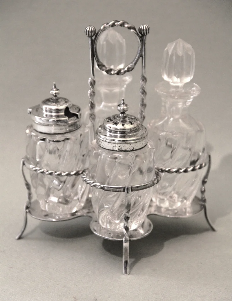 Cruetset (2) - Zilver › Serviesgoed - €65.00 - Klein cruetset met glas en verzilverde houder.
14cm hoog
1930-1950