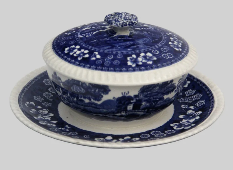 Dekselschaaltje - Porselein › Serviesgoed - €20.00 - Ronde dekselschaal op vaste schotel.
Gemerkt Spode Copeland, decor "Tower"
diameter 16cm
Eerste helft 20e eeuw