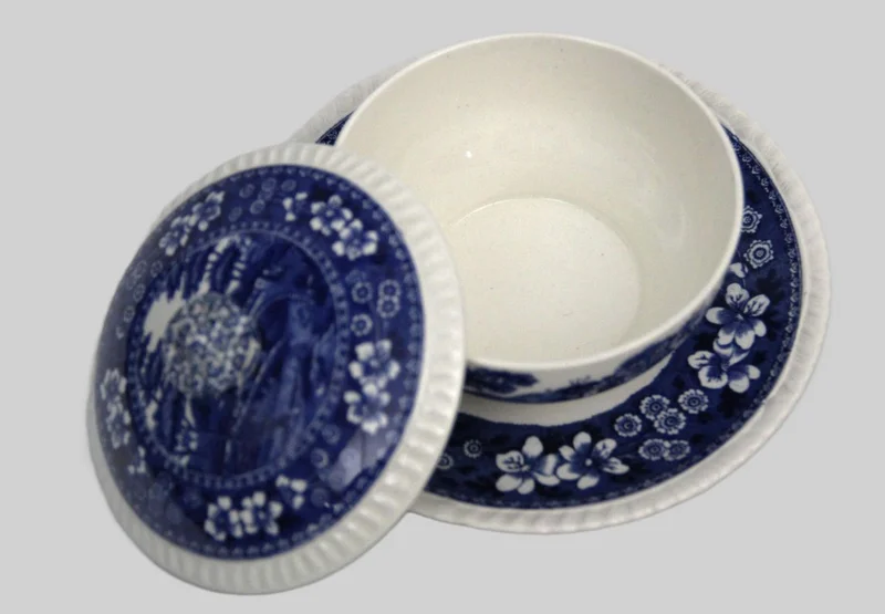 Dekselschaaltje - Porselein › Serviesgoed - €20.00 - Ronde dekselschaal op vaste schotel.
Gemerkt Spode Copeland, decor "Tower"
diameter 16cm
Eerste helft 20e eeuw