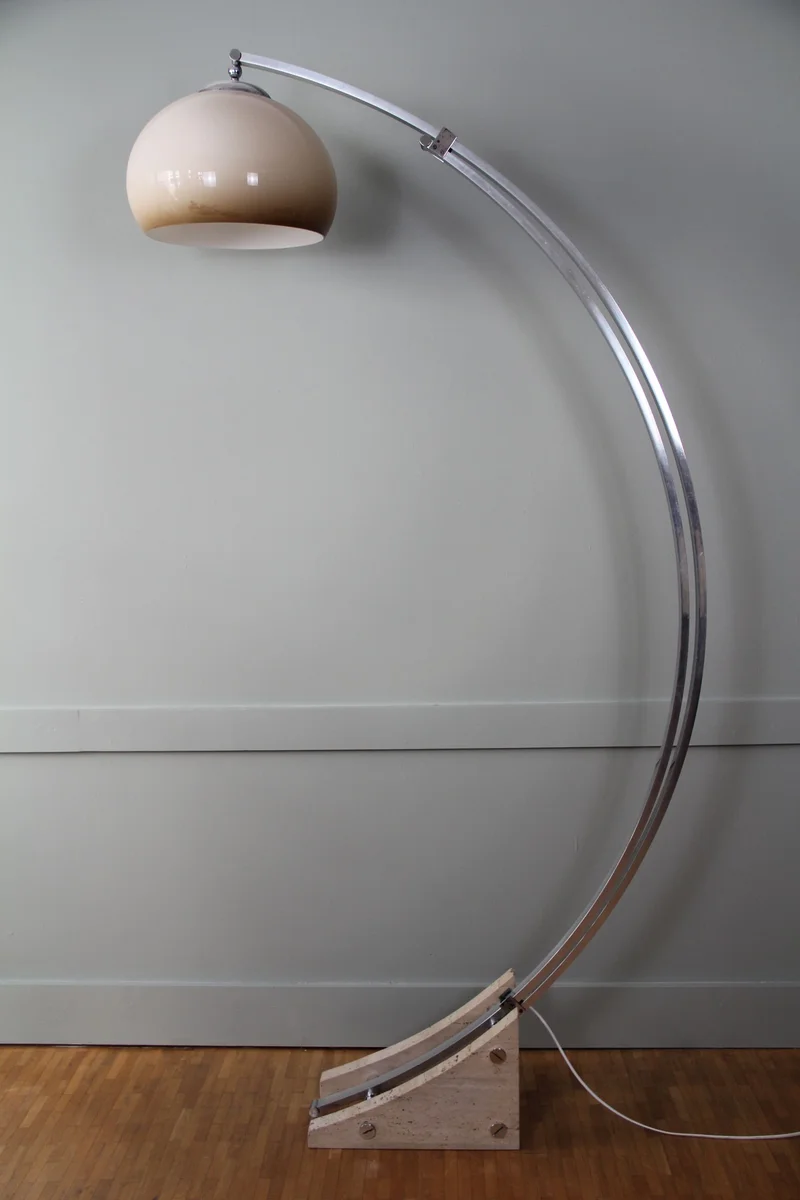 Designlamp - Diversen › Verlichting - Verstelbare staanlamp in Italiaans design.
Verchroomde verschuifbare schacht op travertin voet.
Kunststof kap.
Ongeveer 2m hoog (naargelang stand)
Periode 1970-1980
