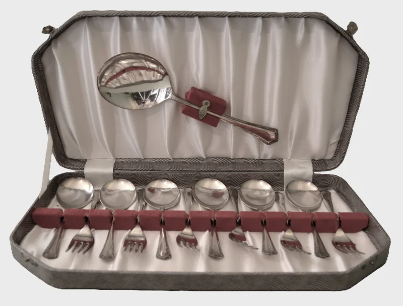 Dessertbestek  - Zilver › Serviesgoed - €45.00 - Dessertbestek in originele doos met 6 dessertlepels, 6 dessertvorken en een opdienlepel.
Periode 1930-1950
