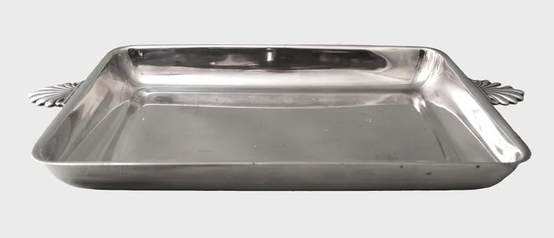 Dienschaal - Zilver › Serviesgoed - €45.00 - Rechthoekige verzilverde diepe schaal met handgrepen i.v.v. palmetten
45 x 24 cm
Vroege 20e eeuw