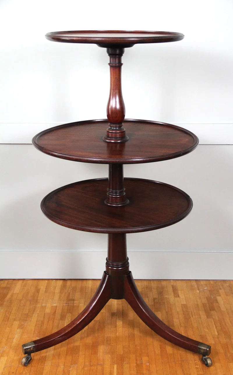 Drieledig presenteermeubel georgean - Meubel › Bijzetmeubels - €595.00 - Georgean presenteermeubel met drie presenteerbladen die kunnen roteren. Volledig originele samenstelling.
Cubaans mahoniehout.
Hoogte: 118cm, maximale diameter: 62cm
Ca 1780