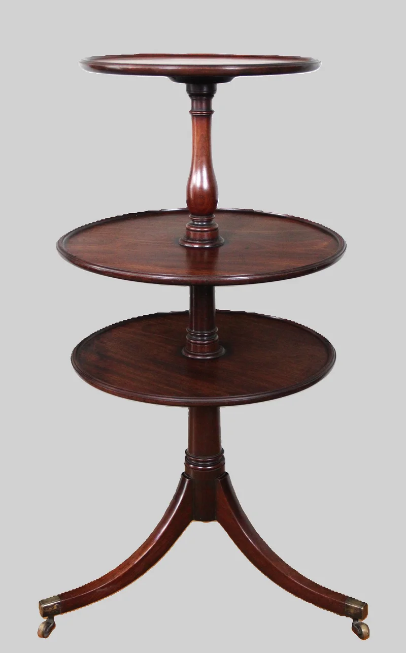 Drieledig presenteermeubel georgean - Meubel › Bijzetmeubels - €595.00 - Georgean presenteermeubel met drie presenteerbladen die kunnen roteren. Volledig originele samenstelling.
Cubaans mahoniehout.
Hoogte: 118cm, maximale diameter: 62cm
Ca 1780