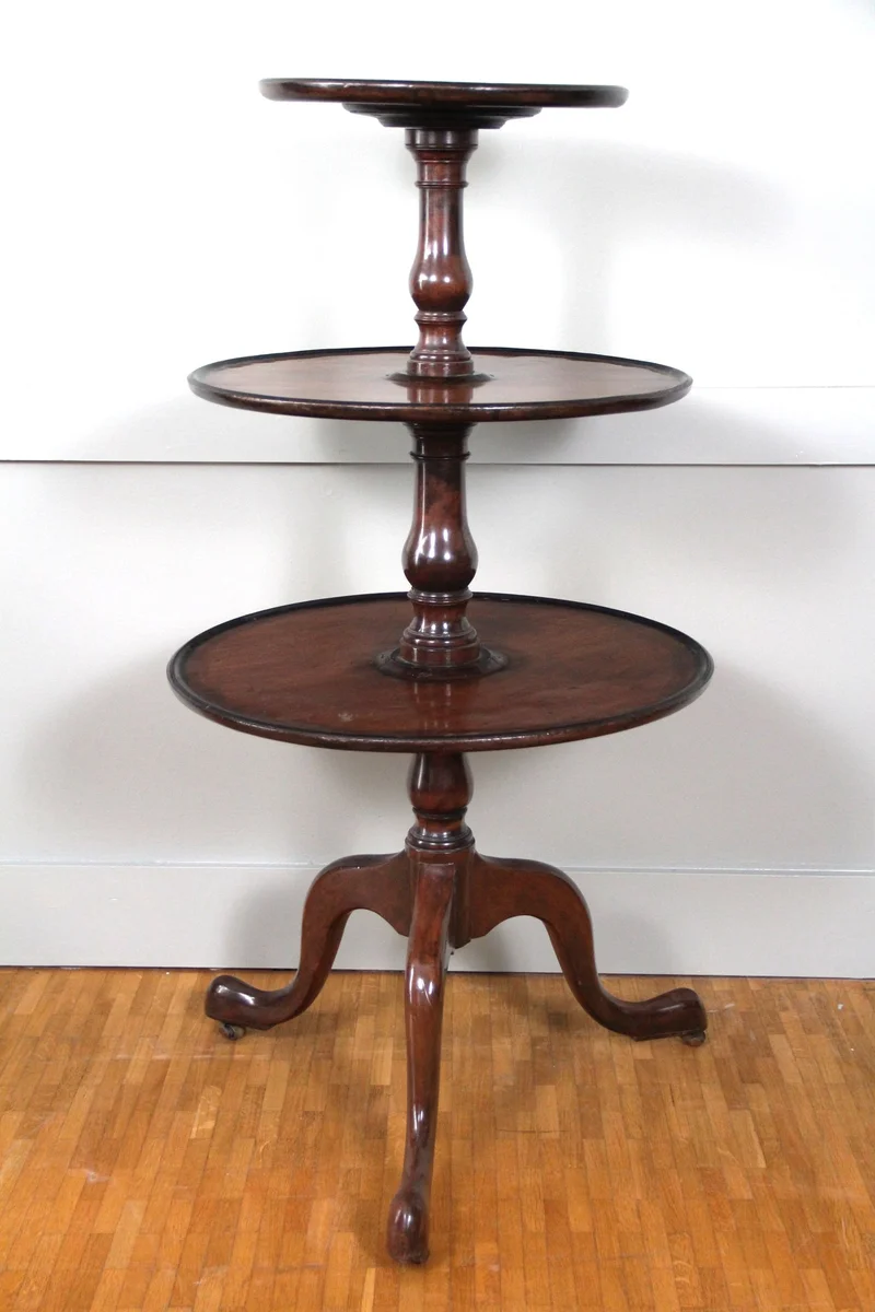 Drieledig presenteermeubel late Georgean - Meubel › Bijzetmeubels - €695.00 - Een drieledig presenteermeubel met deels roterende bladen. Mahoniehout.
Hoogte: 112cm; maximale diameter: 57cm
Ca 1810-1830