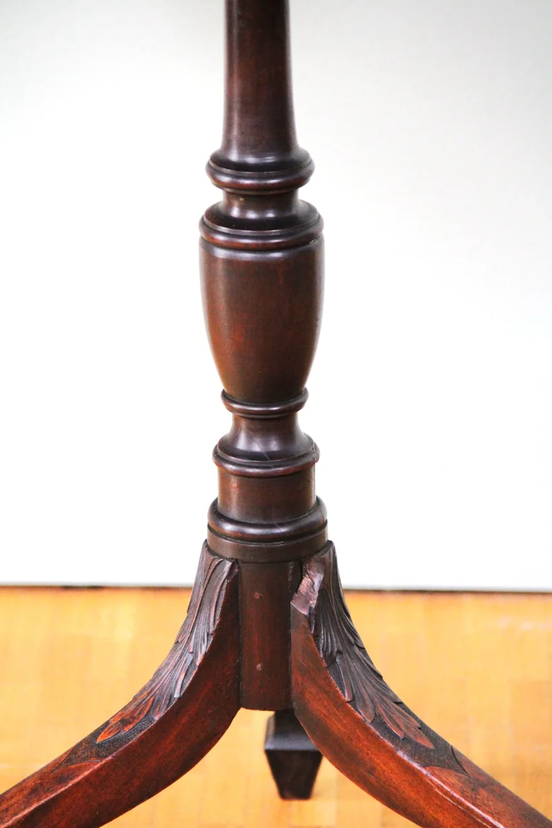 Drumtafeltje - Meubel › Tafels - €360.00 - Edwardian drumtable in mahoniehout met oorspronkelijk leder inlegblad. De "trommel draait rond en heeft 3 kleine schuifjes.
diameter 46cm; 68cm hoog.