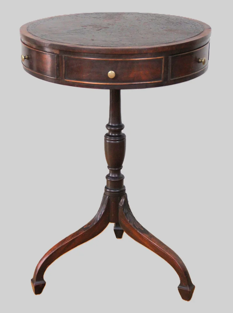 Drumtafeltje - Meubel › Tafels - €360.00 - Edwardian drumtable in mahoniehout met oorspronkelijk leder inlegblad. De "trommel draait rond en heeft 3 kleine schuifjes.
diameter 46cm; 68cm hoog.