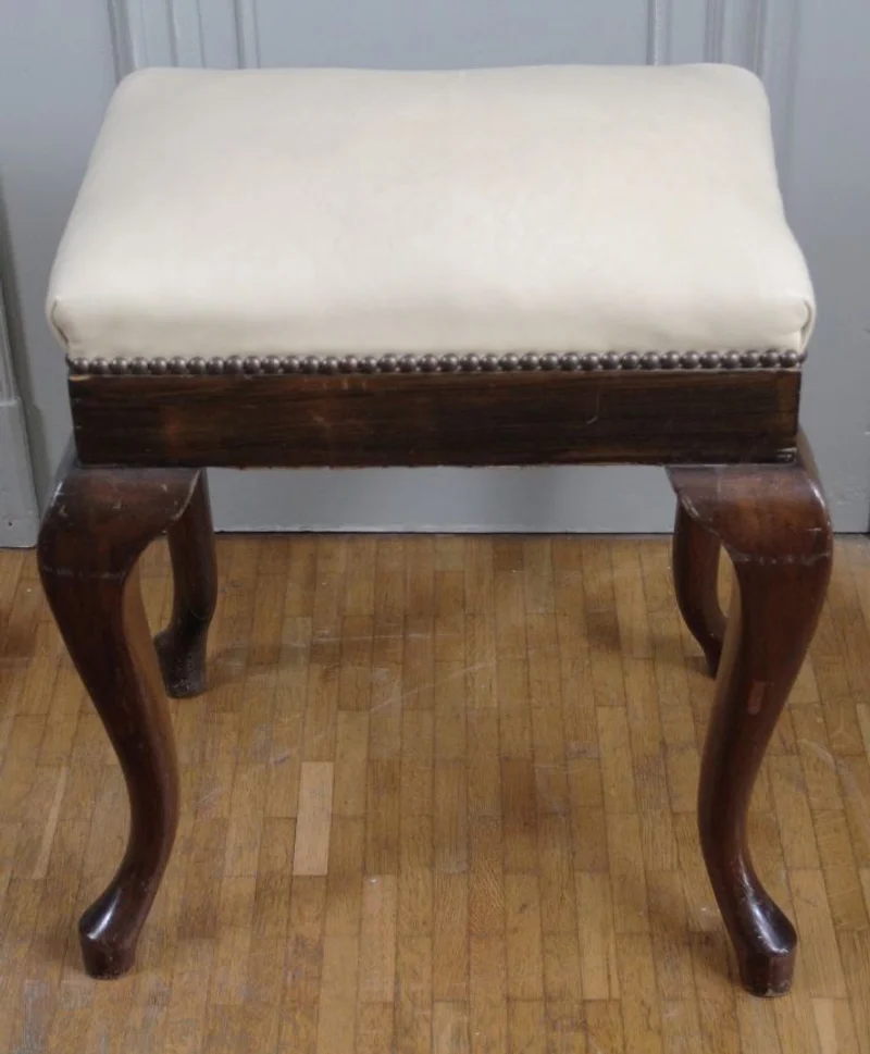 Edwardian bankje - Meubel › Zitmeubels - Een notenhouten bankje, met leder bekleed, in vroeg-Georgean stijl.
30 x 42cm; 50cm hoog
Edwardian periode: ca 1900/1930