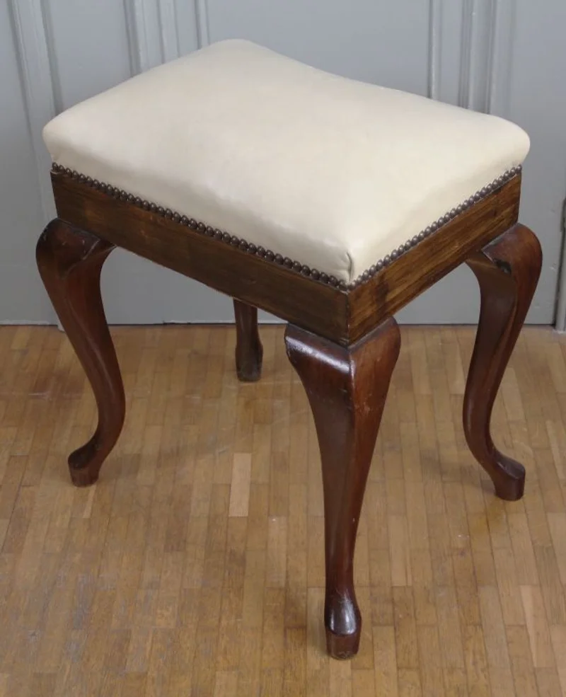 Edwardian bankje - Meubel › Zitmeubels - Een notenhouten bankje, met leder bekleed, in vroeg-Georgean stijl.
30 x 42cm; 50cm hoog
Edwardian periode: ca 1900/1930