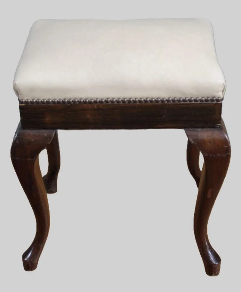 Edwardian bankje - Meubel › Zitmeubels - Een notenhouten bankje, met leder bekleed, in vroeg-Georgean stijl.
30 x 42cm; 50cm hoog
Edwardian periode: ca 1900/1930