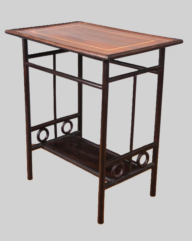 Edwardian bijzettafeltje faux bambou - Meubel › Tafels - €395.00 - Bijzettafel, oorspronkelijk voor de wintertuin.
Mahoniehouten blad met satijnhout ingelegd. Beuken struktuur in mahonie getint.
61x40cm, 69cm hoog
Ca 1930