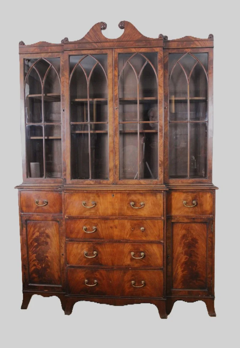 Edwardian breakfronted boekenkast - Meubel › Kasten - €1950.00 - Een mahoniehouten breakfronted boekenkast in Regency stijl op splayed bracked feet, met ovaal inlegwerk op de deuren , neogotische ruitverdeling en klein fronton bovenaan.
146cm breed, maximaal 43cm diep (middendeel), 208cm hoog.

Edwardian periode, ca 1930