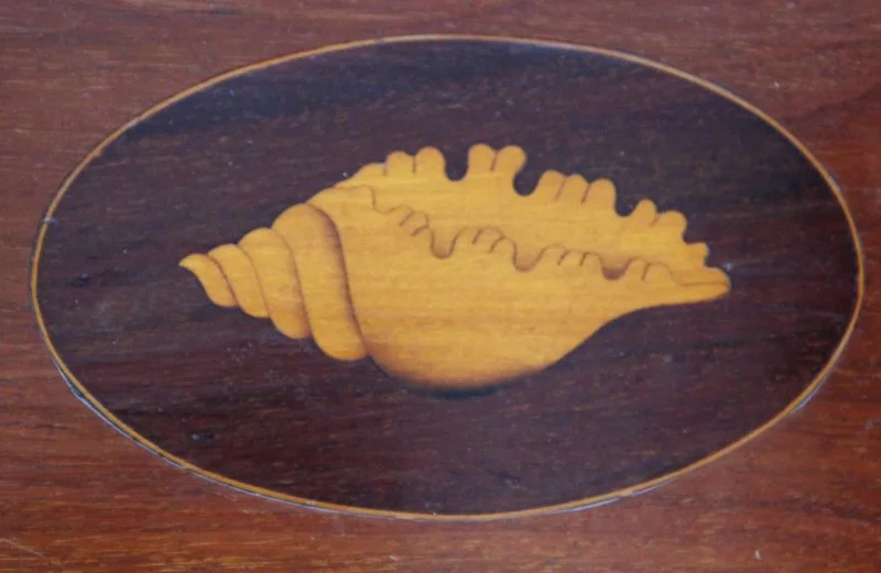 Edwardian mahoniehouten dienblad - Diversen › Varia - €135.00 - Ovaal houten dienblad met houten galerij en messing handgrepen. Centraal ingelegd met satijnhout in de vorm van een schelp.
59 x 38cm
Edwardian periode, ca 1910/1930