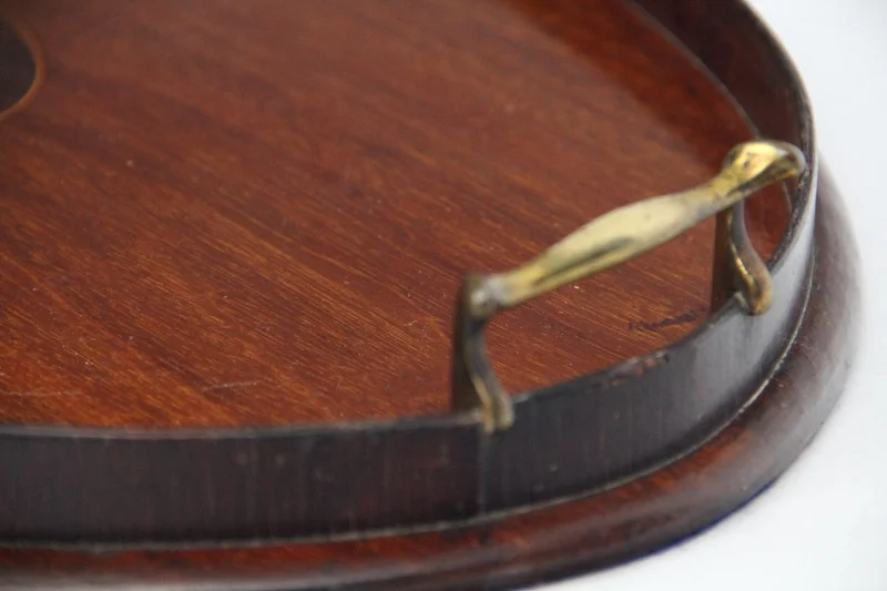 Edwardian mahoniehouten dienblad - Diversen › Varia - €135.00 - Ovaal houten dienblad met houten galerij en messing handgrepen. Centraal ingelegd met satijnhout in de vorm van een schelp.
59 x 38cm
Edwardian periode, ca 1910/1930