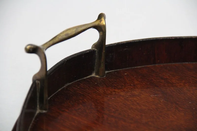 Edwardian mahoniehouten dienblad - Diversen › Varia - €135.00 - Ovaal houten dienblad met houten galerij en messing handgrepen. Centraal ingelegd met satijnhout in de vorm van een schelp.
59 x 38cm
Edwardian periode, ca 1910/1930
