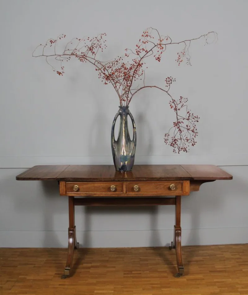 Edwardian sofatafel - Meubel › Tafels - €595.00 - Sofatafel in uitgebleekt mahoniehout met twee laden.
Volledig in regency stijl.
57cm diep, 90cm breed, uitklapbaar tot 142cm, 71cm hoog
Edwardian periode, ca 1900/1930